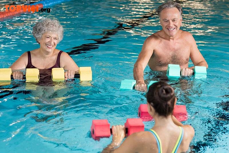 Bơi lội tốt cho người lớn tuổi 