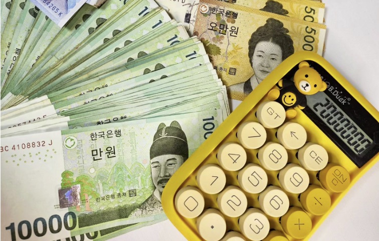  Chi tiêu quá tay, giới trẻ Hàn Quốc tìm về xu hướng chỉ tiêu tiêu dùng tiền mặt