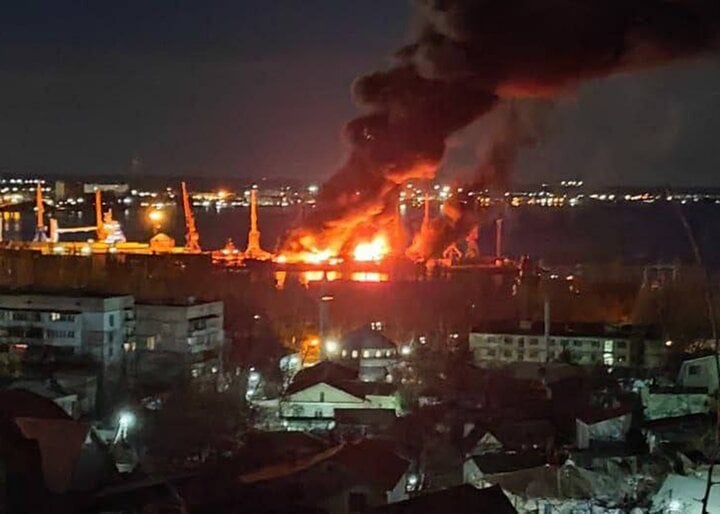 Cháy lớn ở cảng Feodosia sau một vụ nổ lớn. (Ảnh: Sotsmerezhi)