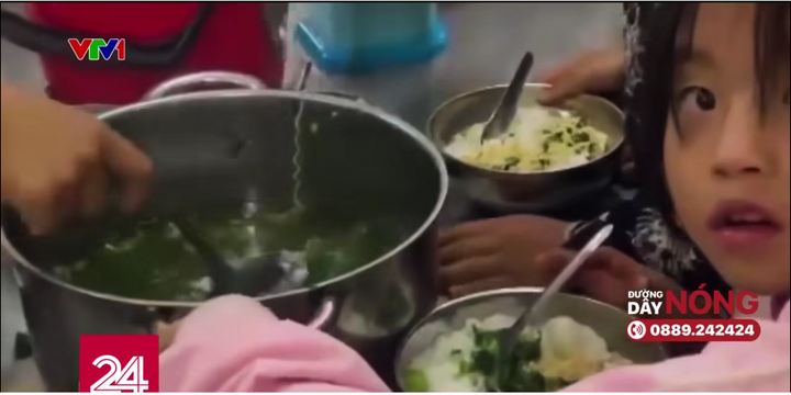 Hình ảnh bữa ăn sáng cho học sinh tại Trường Phổ thông Dân tộc bán trú Tiểu học Hoàng Thu Phố 1. (Ảnh: VTV)