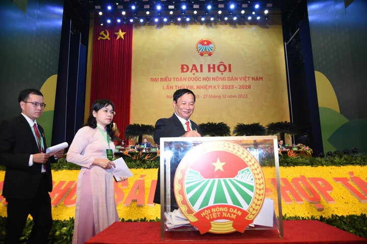 Các đại biểu bỏ phiếu bầu Ban Chấp hành Trung ương Hội Nông dân Việt Nam khoá VIII, nhiệm kỳ 2023 - 2028.
