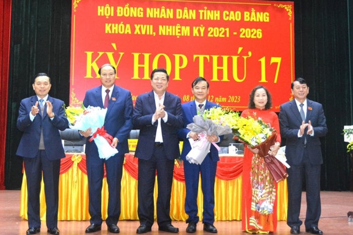 Lãnh đạo Tỉnh ủy, UBND tỉnh Cao Bằng tặng hoa chúc mừng tân Phó Chủ tịch UBND tỉnh Hoàng Văn Thạch (thứ 2 từ trái sang). (Ảnh: VOV)