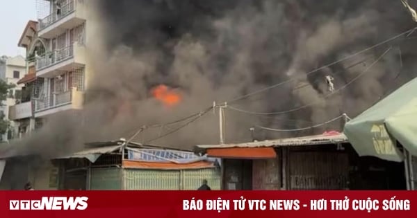  6 ki ốt sắp chợ nông sản ở Hà Nội bốc cháy ngùn ngụt