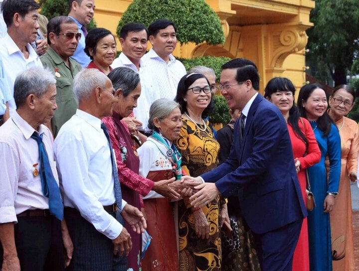 Chủ tịch nước Võ Văn Thưởng gặp mặt Đoàn 60 đại biểu người có công với cách mạng của tỉnh Trà Vinh. (Ảnh: VOV)