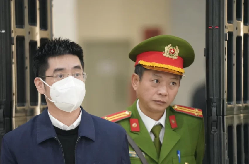  Dẫn giải cựu thăm dò viên Hoàng Văn Hưng tới tòa nghe tuyên án vụ chuyến bay giải cứu