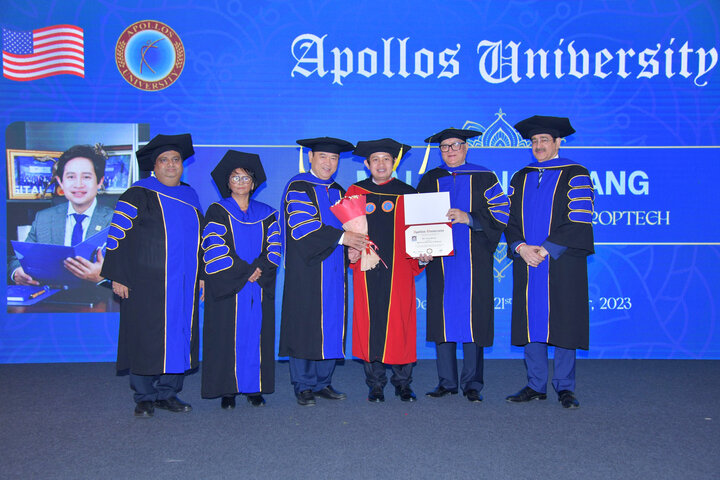 Doanh nhân Hoàng Mai Chung nhận bằng Tiến sĩ danh dự của Trường Đại học Apollos.
