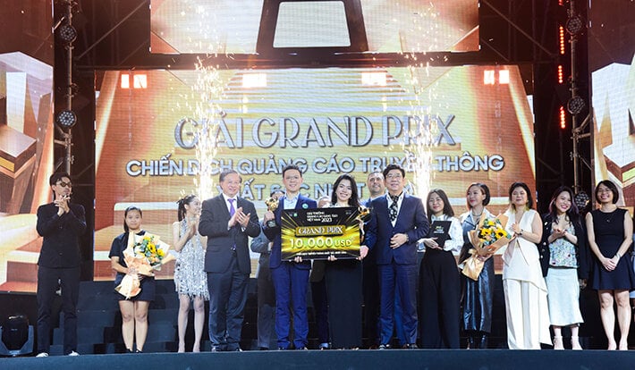 Ban Tổ chức trao Giải thưởng lớn chung cuộc - Grand Prix cho VietinBank.