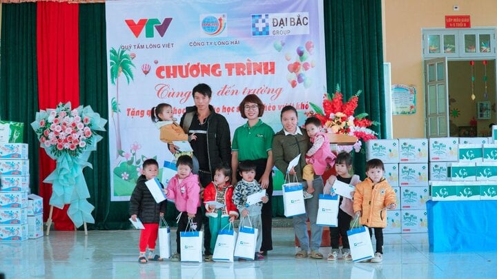 Đại diện nhãn hàng Yoosun Rau má trao học bổng và quà tặng cho các em học sinh.