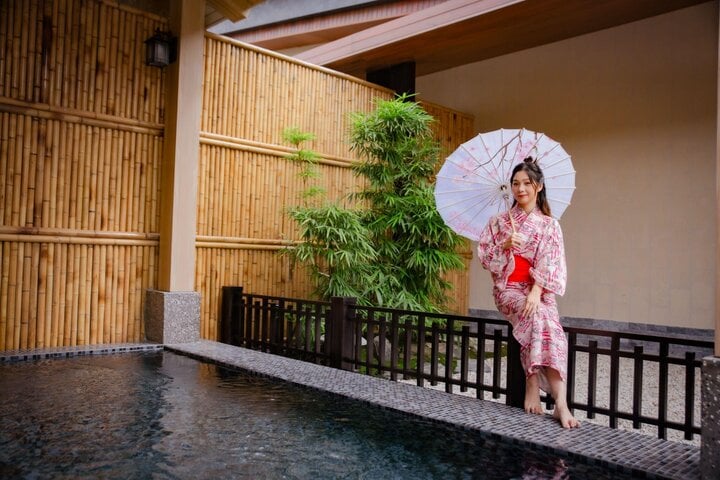 Phân khu Onsen Nhật Bản với bể khoáng nóng, lạnh, bể tia thủy lực, bể Nano, Micro, Soda, phòng xông ướt (steam) mang đến không gian nghỉ dưỡng, chăm sóc sức khỏe cao cấp cho những tín đồ yêu thích Onsen Nhật Bản.