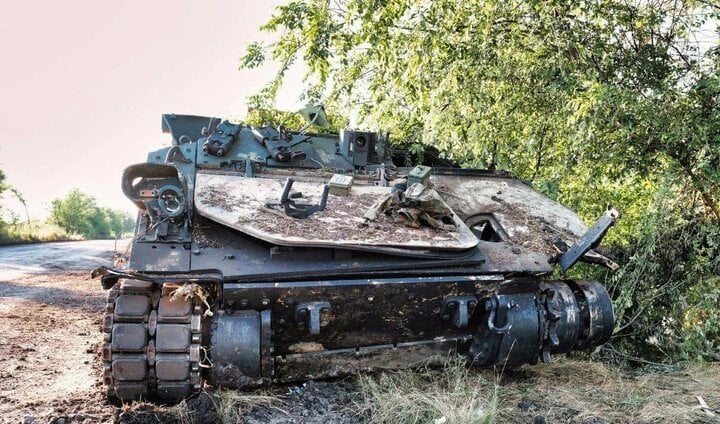 Một chiếc Bradley của Ukraine bị phá hủy. (Ảnh: EurAsian Times)