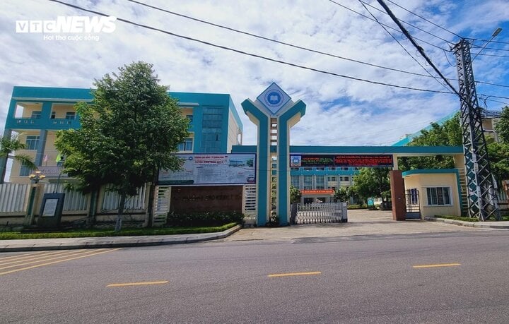 Nhiều cán bộ, giảng viên của Trường Cao đẳng Y tế Quảng Nam quyết định ngừng việc tập thể do bị nợ lương kéo dài.