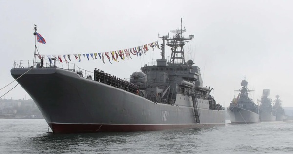  Máy bay Ukraine tấn công cảng Nga, phá hủy tàu đổ bộ lớn