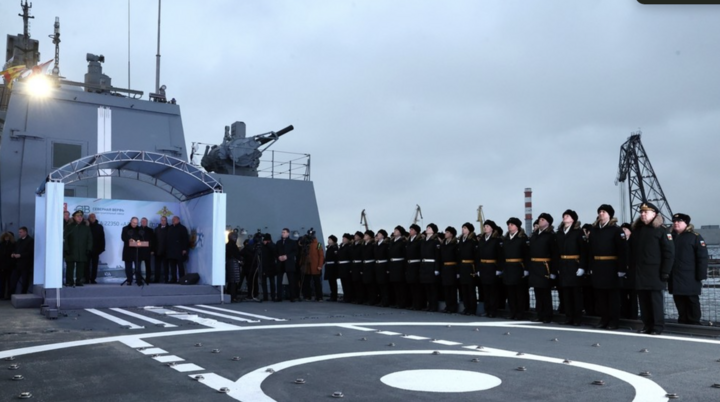 Hình ảnh lễ hạ thuỷ khu trục hạm tên lửa đa chức năng "Đô đốc Golovko" ở St. Petersburg, Nga vào ngày 25/12. (Ảnh: Sputnik)