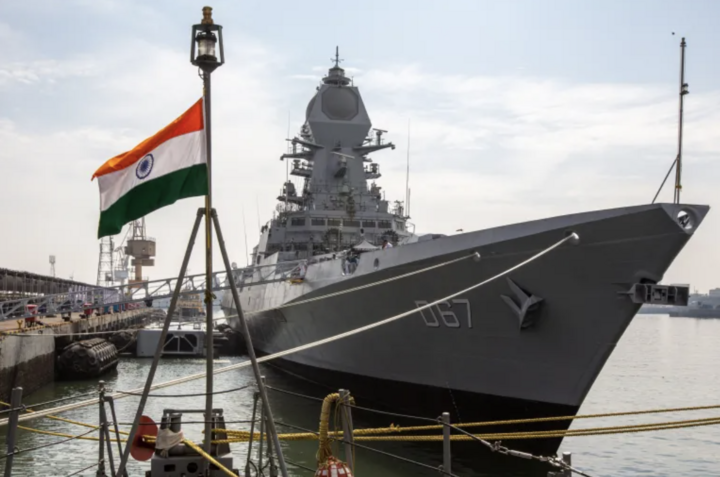 Hình ảnh tàu khu trục mang tên lửa dẫn đường của hải quân Ấn Độ. (Ảnh: EPA)