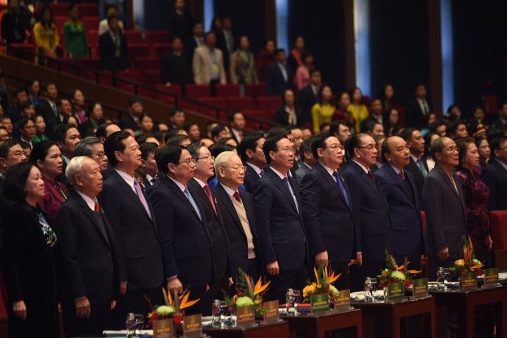 Lãnh đạo, nguyên lãnh đạo Đảng, Nhà nước và các đại biểu thực hiện nghi lễ chào cờ.