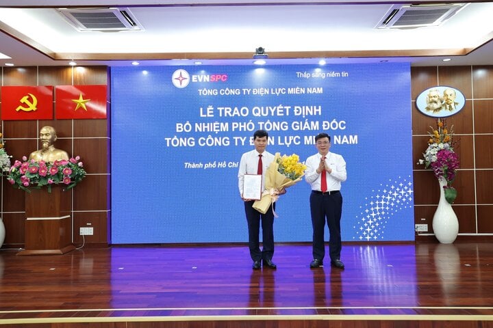 Chủ tịch HĐTV EVNSPC Lê Văn Trang trao Quyết định cho tân Phó Tổng Giám đốc Bùi Quốc Hoan.