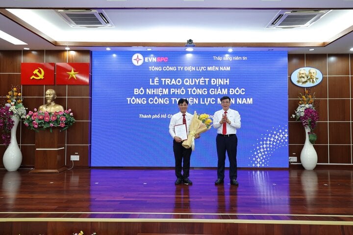 Chủ tịch HĐTV EVNSPC Lê Văn Trang trao Quyết định cho tân Phó Tổng Giám đốc Hứa Thanh Nhàn.