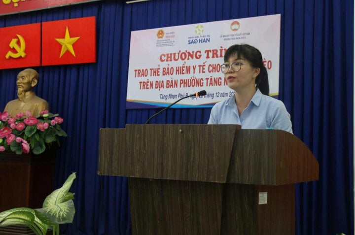 Phó Chủ tịch UBND phường Tăng Nhơn Phú B Trần Thúy Hằng phát biểu tại buổi lễ. (Ảnh: Nhật Trường.)