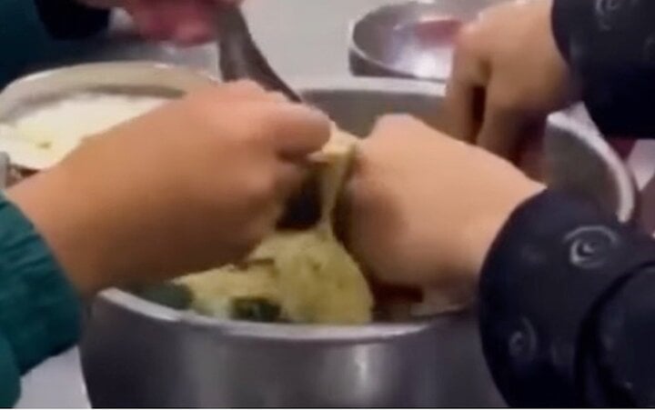 Học sinh ăn cơm chan mì tôm tại Trường Phổ thông dân tộc bán trú Tiểu học Hoàng Thu Phố 1. (Ảnh: VTV24)